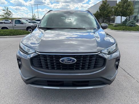 Used 2025 Ford Escape SE FWD image 2