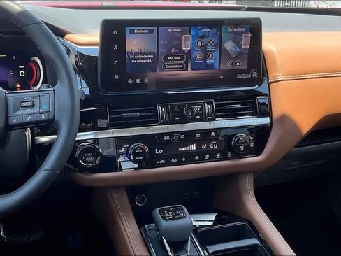 New 2026 Nissan Pathfinder Platinum FWD image 4