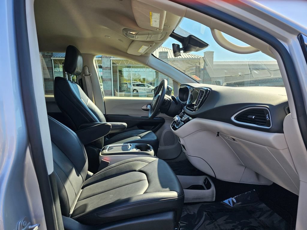 Used 2024 Chrysler Pacifica Touring-L FWD image 10