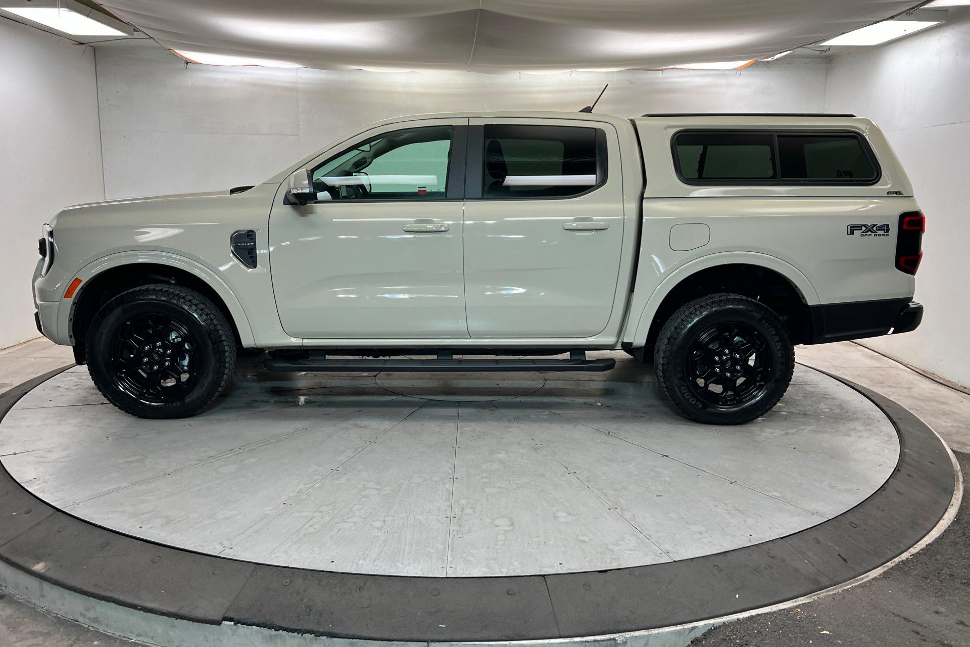 Used 2025 Ford Ranger Lariat w/ FX4 Off-Road Package AWD/4WD image 2