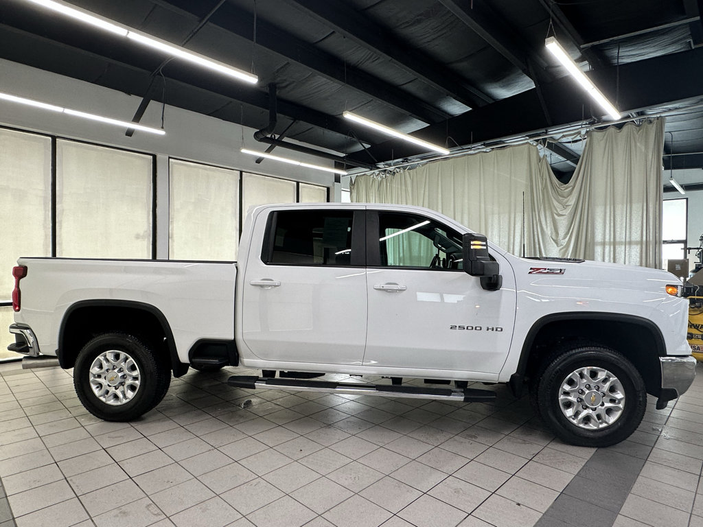 Used 2024 Chevrolet Silverado 2500 LT AWD/4WD image 3