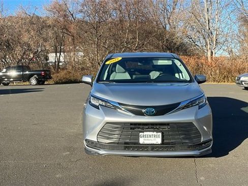 Certified 2022 Toyota Sienna LE image 2