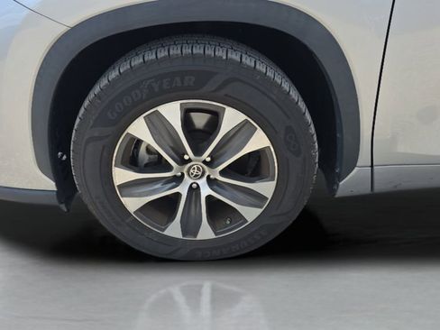 Used 2023 Toyota Highlander XLE image 5