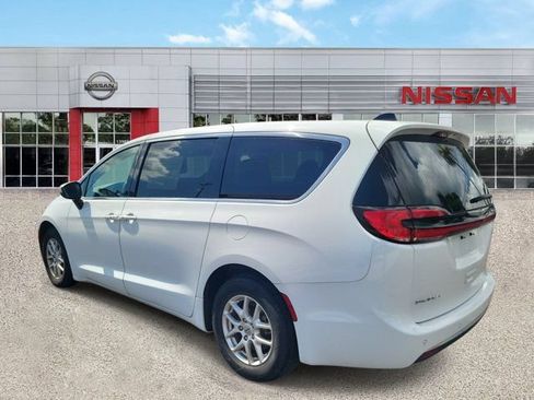 Used 2023 Chrysler Pacifica Touring-L FWD image 4