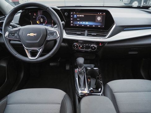 Used 2025 Chevrolet Trax LT w/ LT Convenience Package FWD image 10