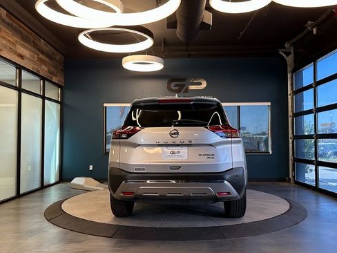 Used 2021 Nissan Rogue Platinum image 4