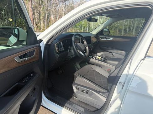 Used 2025 Volkswagen Atlas SE image 3