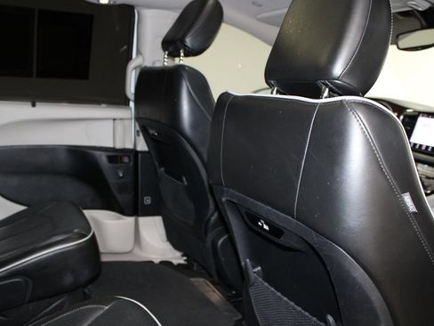 Used 2022 Chrysler Pacifica Limited FWD image 35