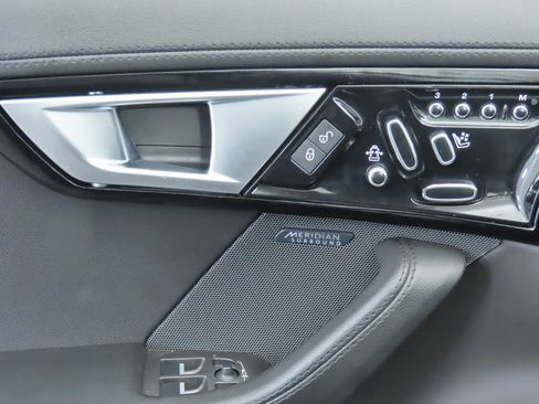 Used 2016 Jaguar F-TYPE Convertible image 29