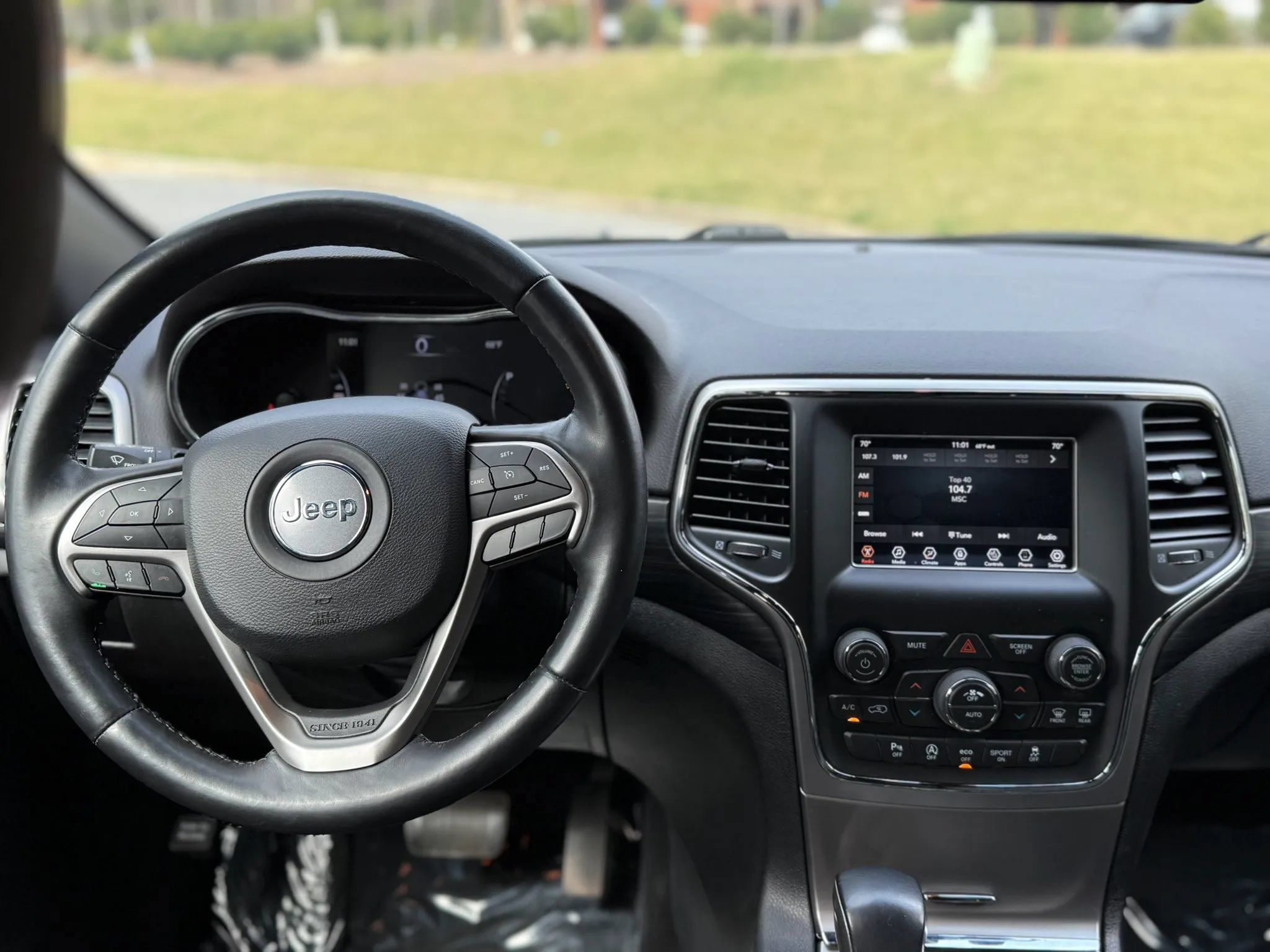 Used 2019 Jeep Grand Cherokee Laredo AWD/4WD image 19