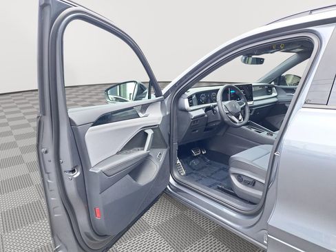 New 2025 Volkswagen Tiguan SE R-Line image 11