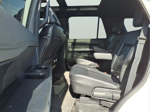 Used 2021 Ford Expedition XLT image 4