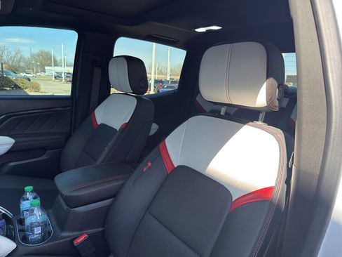 Used 2024 GMC Canyon AT4X image 10