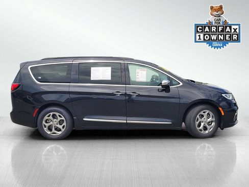 Used 2023 Chrysler Pacifica Limited FWD image 3