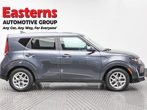 Used 2023 Kia Soul LX w/ LX Technology Package FWD image 4