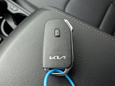 Used 2025 Kia Sportage SX image 30