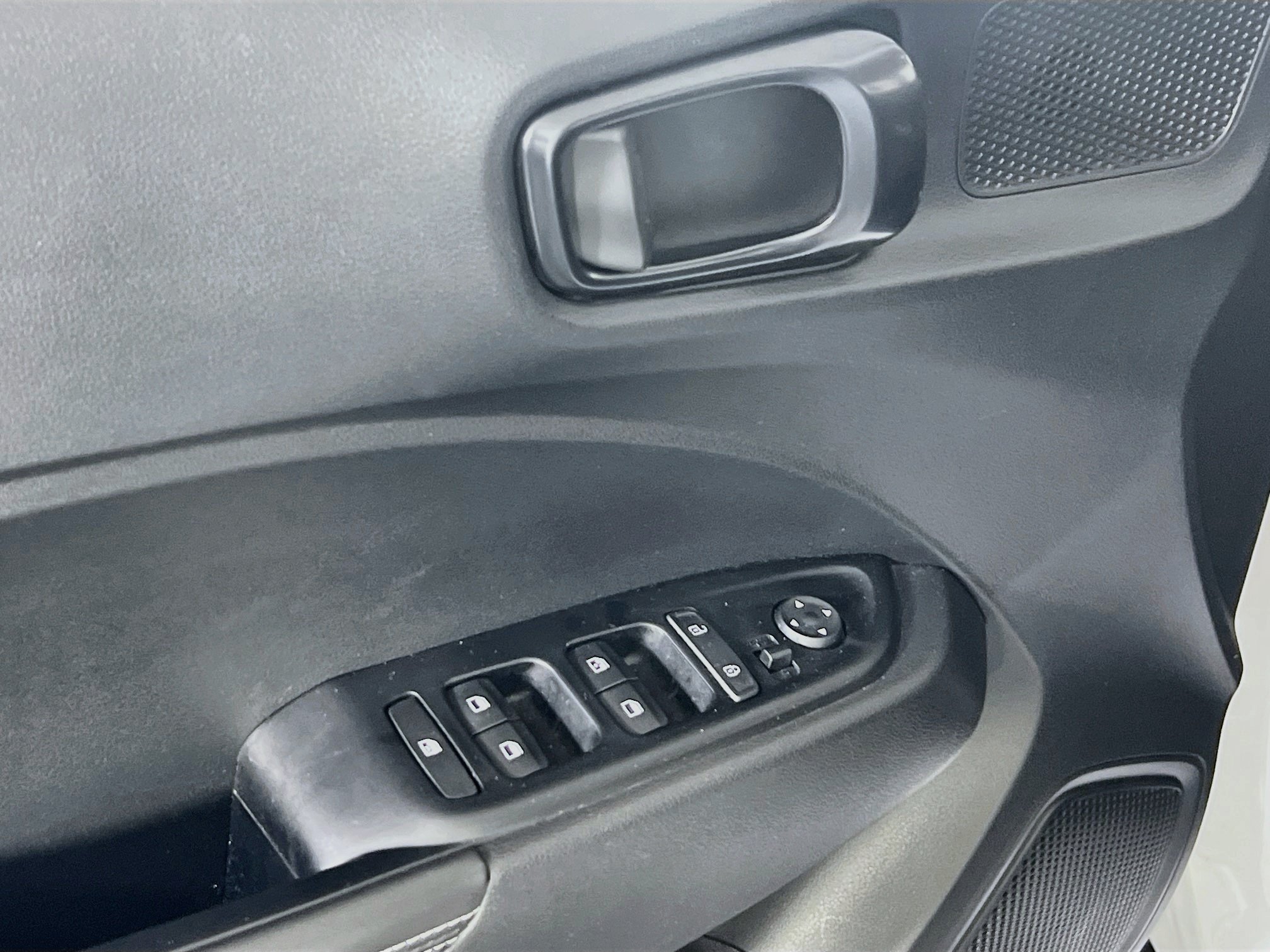 Used 2023 Hyundai Venue Limited FWD image 18