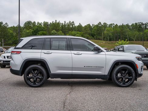Used 2023 Jeep Grand Cherokee Limited w/ Black Appearance Package AWD/4WD image 9