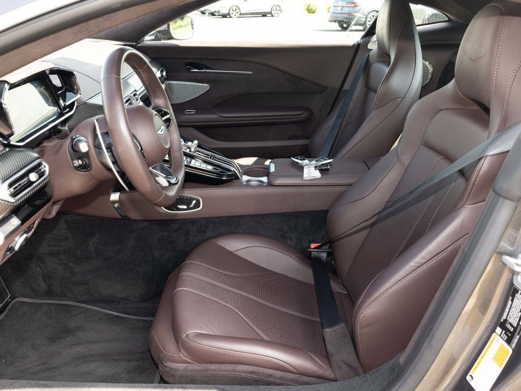 Used 2025 Aston Martin V8 Vantage Coupe RWD image 25