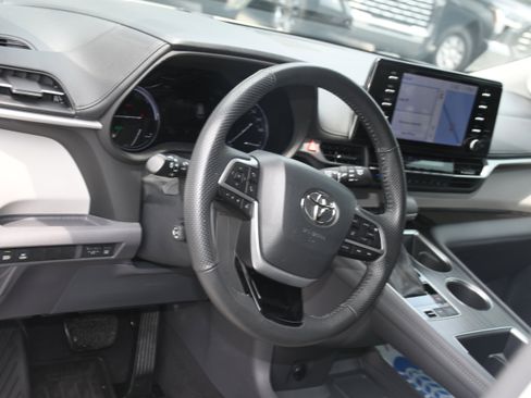 Used 2022 Toyota Sienna Limited FWD image 8