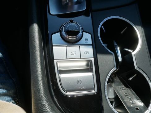 Used 2025 Genesis G70 2.5T image 19