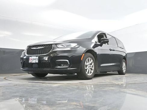 Used 2024 Chrysler Pacifica Touring-L FWD image 47