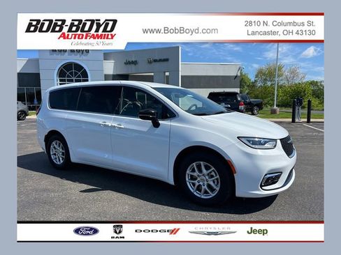 Used 2025 Chrysler Pacifica Select FWD image 1