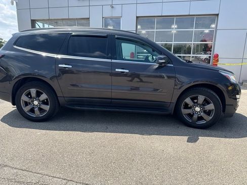 Used 2017 Chevrolet Traverse LT FWD image 2