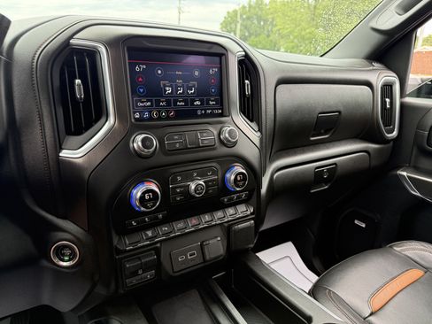 Used 2022 GMC Sierra 2500 AT4 w/ AT4 Preferred Package AWD/4WD image 11