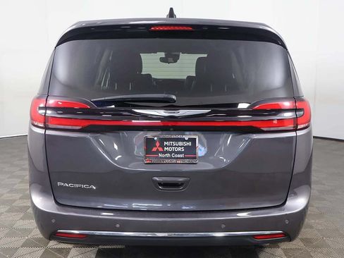 Used 2023 Chrysler Pacifica Touring-L FWD image 12