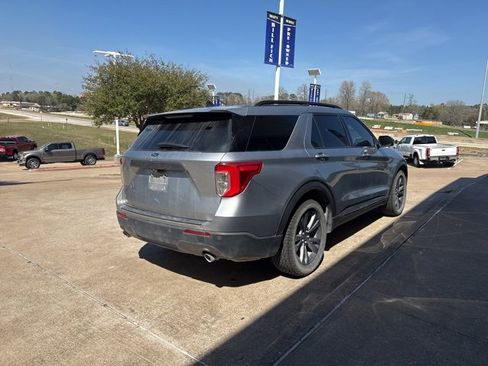 Used 2022 Ford Explorer XLT w/ Equipment Group 202A image 9