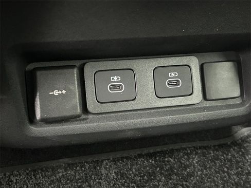 Used 2025 Land Rover Discovery S image 24