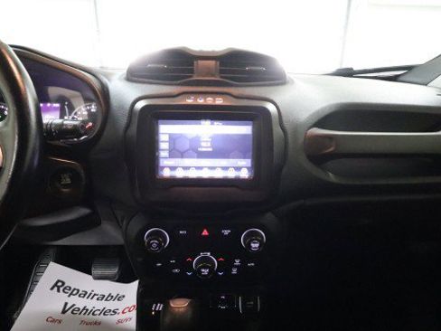 Used 2018 Jeep Renegade Latitude w/ Cold Weather Group AWD/4WD image 12