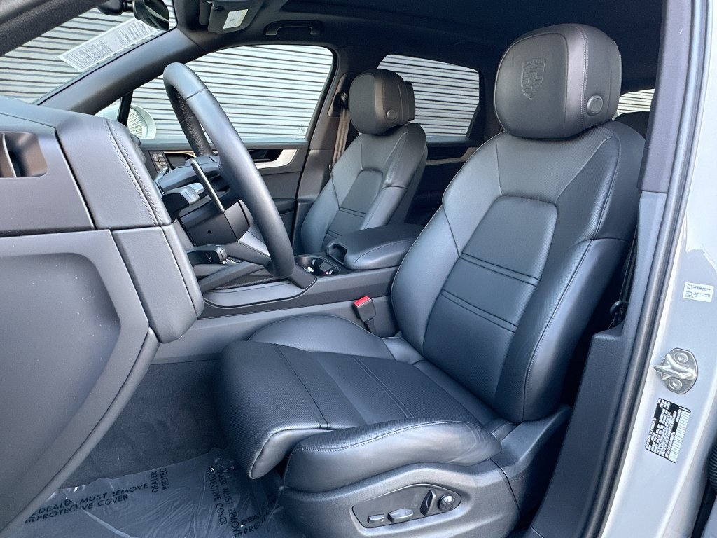 Certified 2025 Porsche Cayenne AWD/4WD image 5