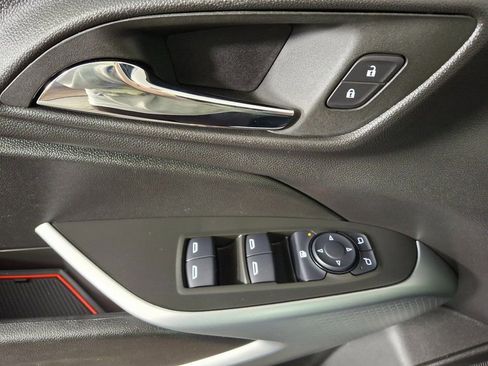 Used 2025 Chevrolet Trax RS w/ Sunroof Package image 24