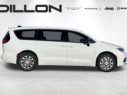 New 2026 Chrysler Pacifica Select