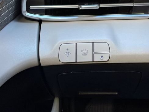 Certified 2025 Hyundai Elantra Limited FWD image 35