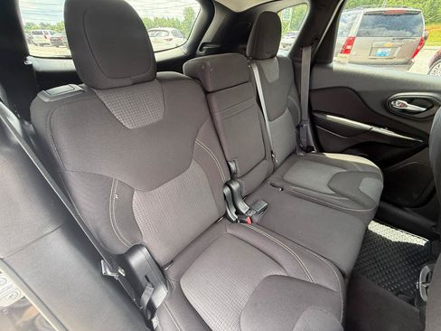 Used 2015 Jeep Cherokee Latitude w/ Cold Weather Group AWD/4WD image 8