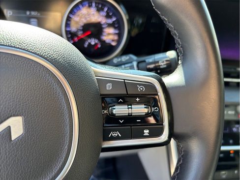 Used 2023 Kia Carnival EX image 25