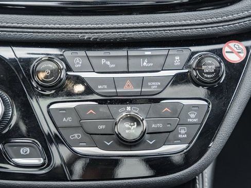 Used 2025 Chrysler Pacifica Limited image 30