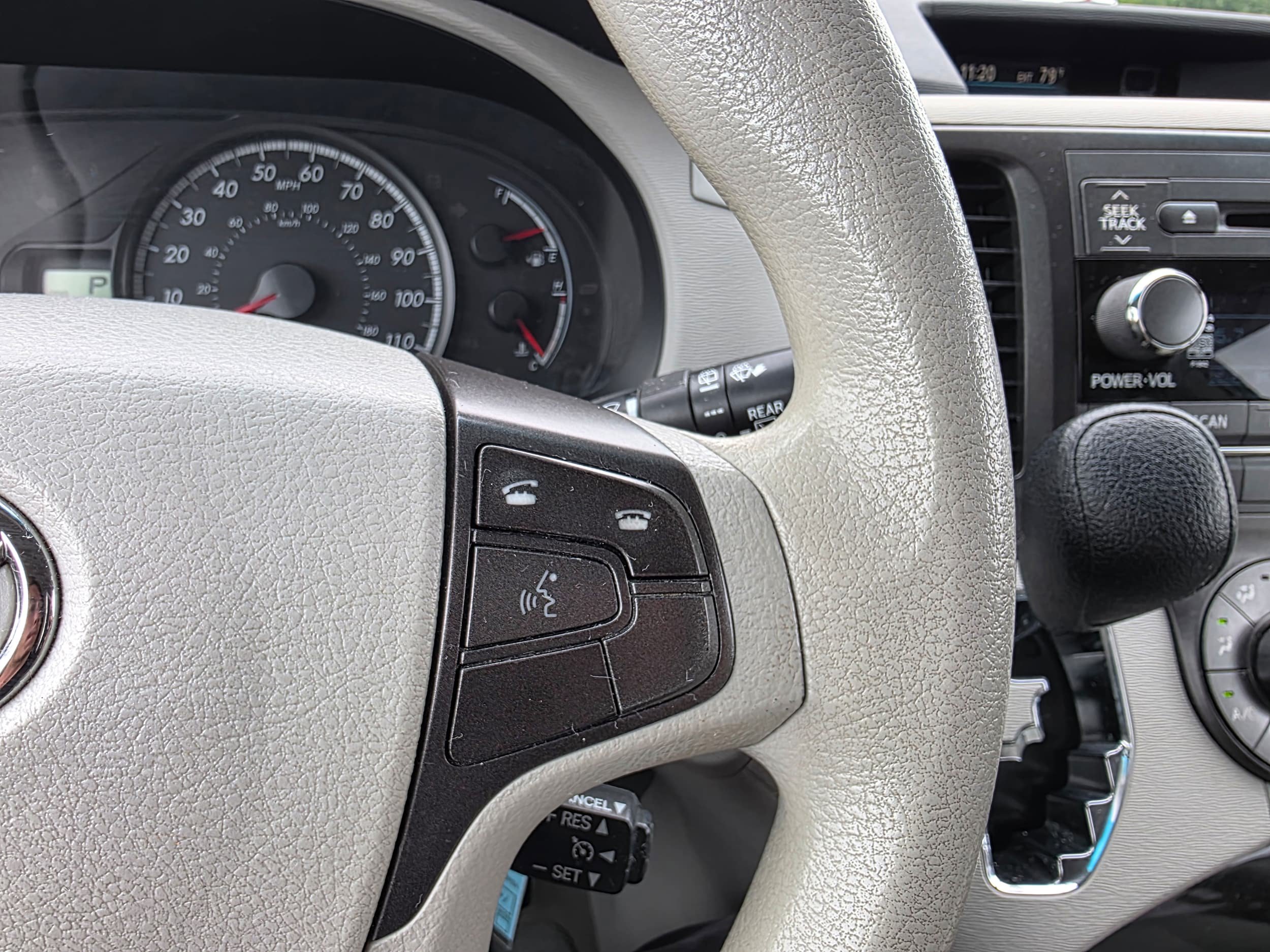Used 2012 Toyota Sienna LE w/ Towing Pkg FWD image 17