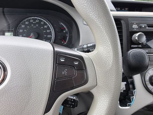 Used 2012 Toyota Sienna LE w/ Towing Pkg FWD image 17