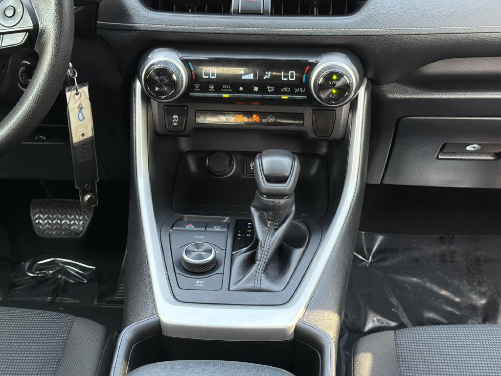 Used 2024 Toyota RAV4 LE AWD/4WD image 16