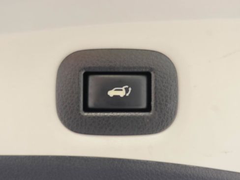 Used 2018 Nissan Rogue SV FWD image 17