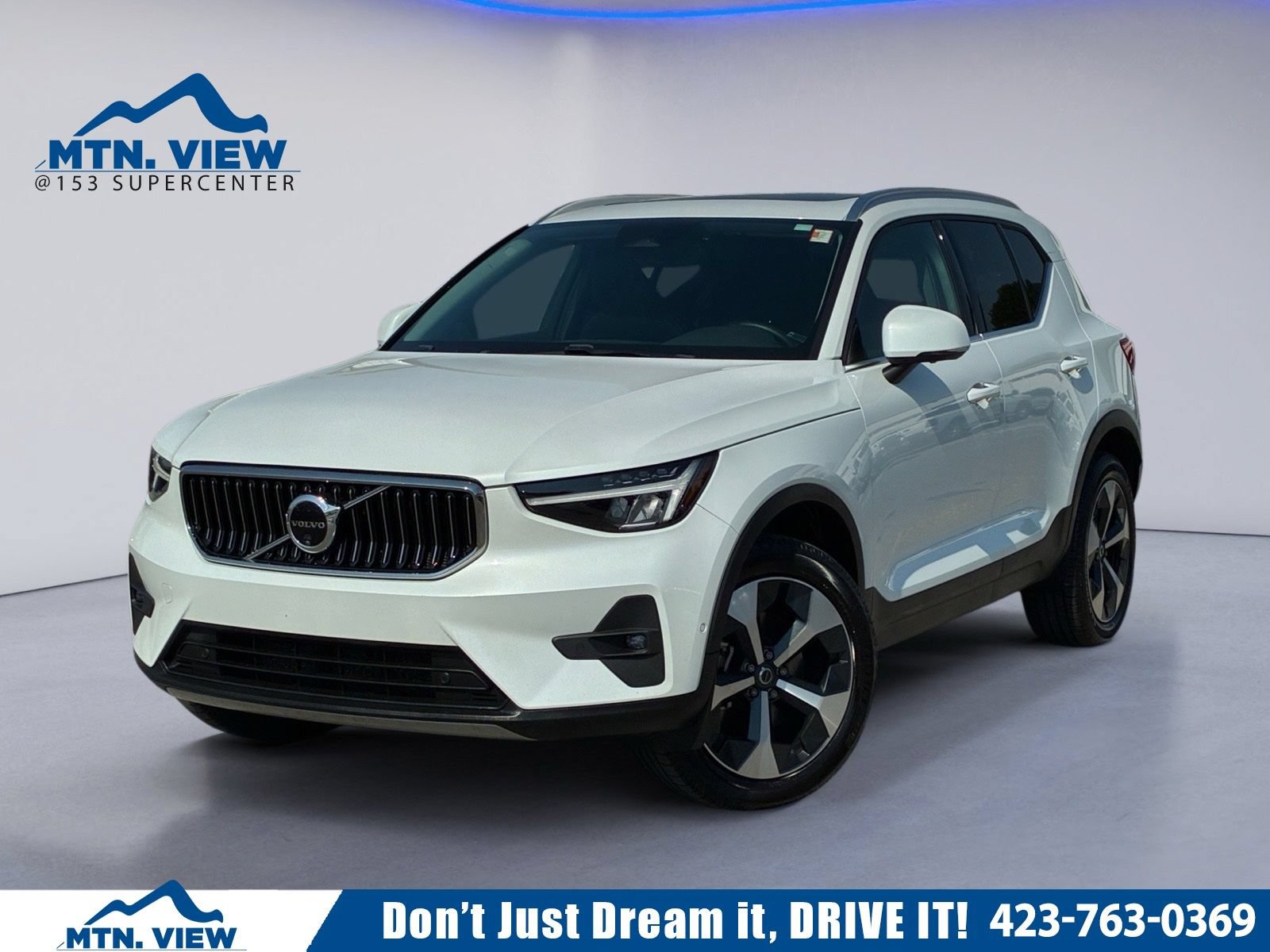 Used 2024 Volvo XC40 B5 Plus AWD/4WD image 1