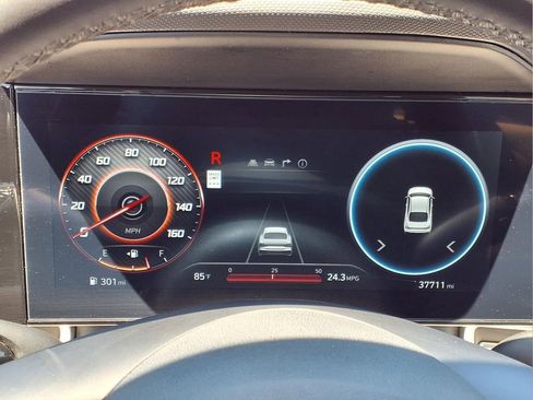 Used 2025 Hyundai Elantra Limited FWD image 18