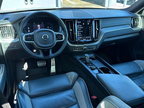 Used 2022 Volvo XC60 B5 R-Design image 2