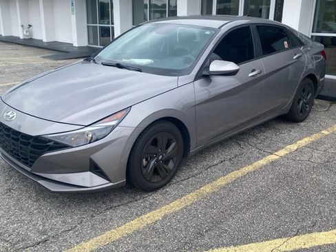 Used 2022 Hyundai Elantra SEL w/ Preferred Accessory Package FWD image 1