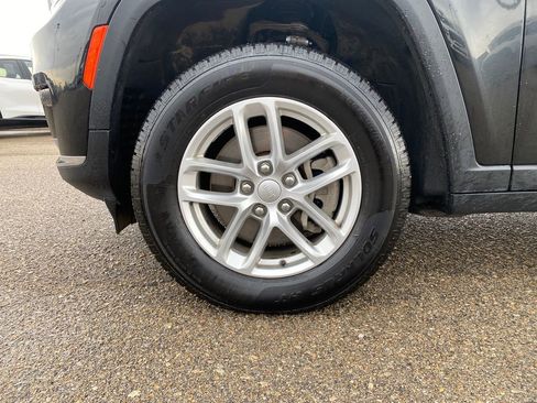 Used 2023 Jeep Grand Cherokee L Laredo image 27