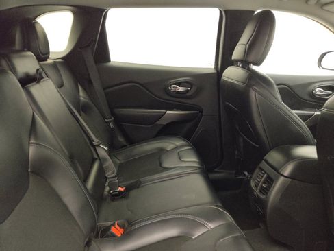 Used 2020 Jeep Cherokee Latitude Plus FWD image 19